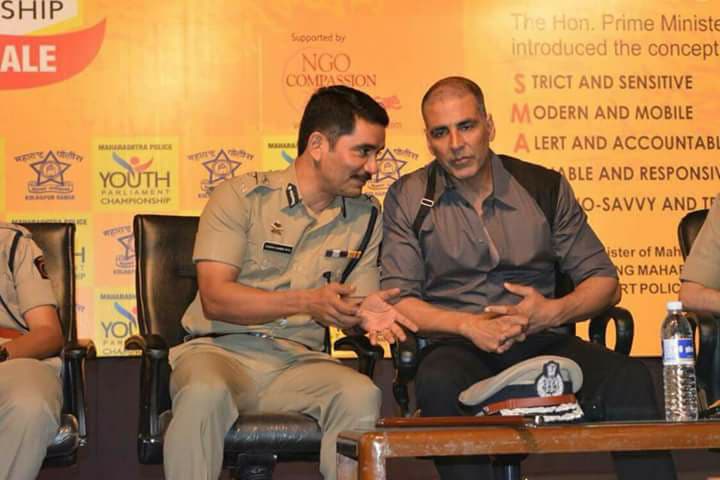 it was Mr. Patil’s initiative to help the families of 103 slain policemen and army cops of Kolhapur range because of which Bollywood star Akshay Kumar made a humble gesture by extending a cheque of Rs. 25000 to every family on the festival of Diwali.